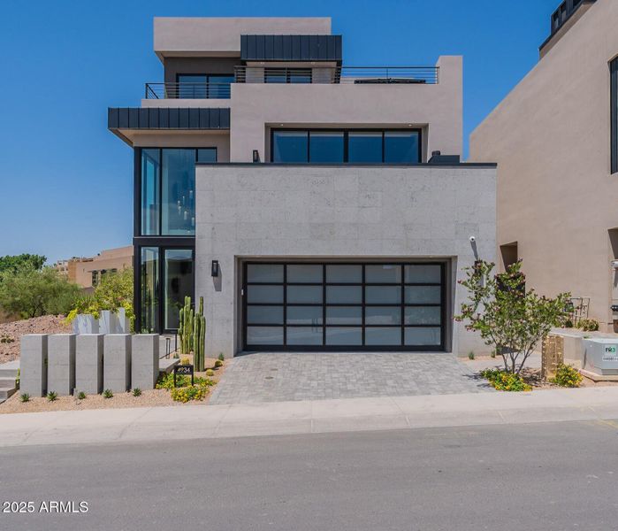 002_FRONT OF HOME 002_FRONT OF HOME