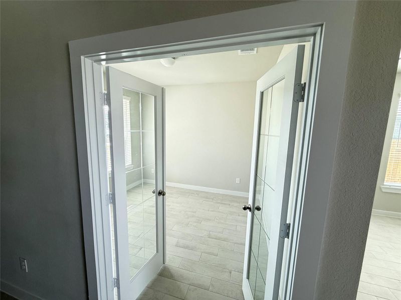 Spacious, unfurnished interior of a new home in Huntington Place, Rosharon (Image 8).