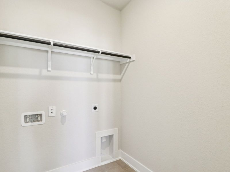 Spacious, unfurnished interior of a new home in Royal Crest, San Antonio (Image 16).