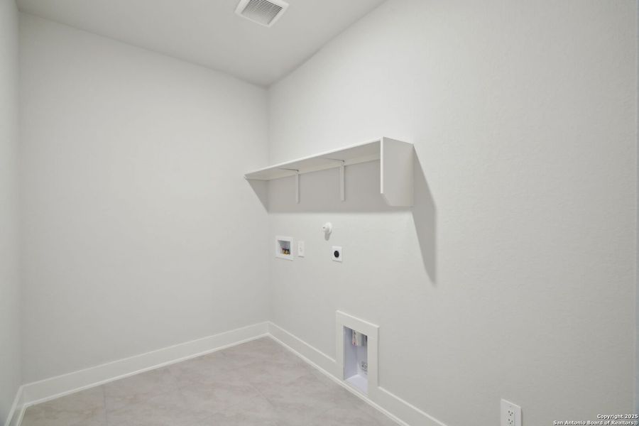 Furnished interior view inside a new home in Thomas Pond, San Antonio (Image 8). Furnished interior view inside a new home in Thomas Pond, San Antonio (Image 8).