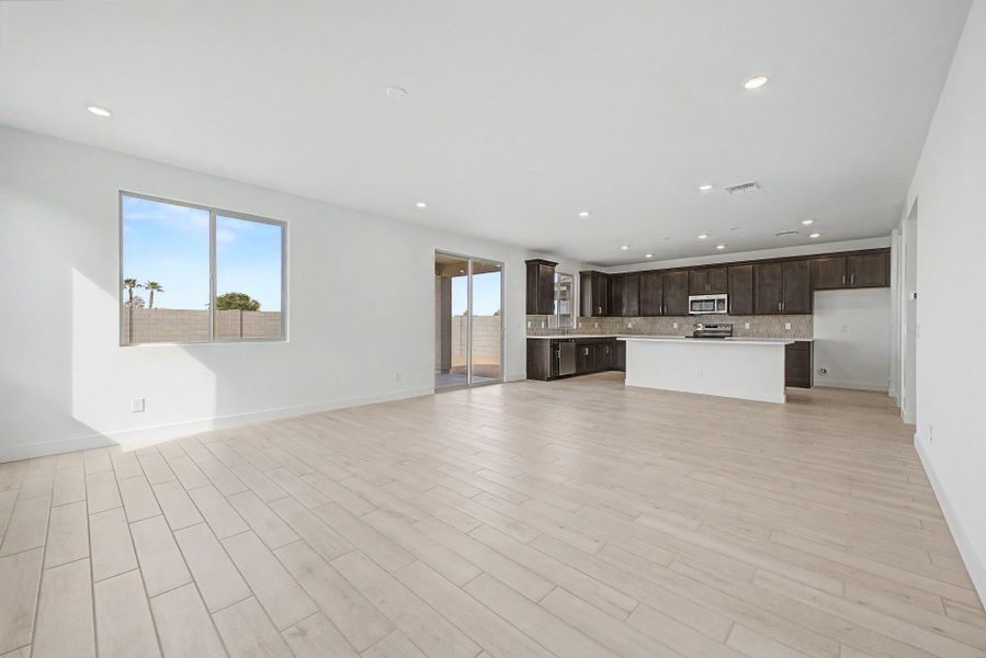 Spacious, unfurnished interior of a new home in Skyline Village, San Tan Valley (Image 7).