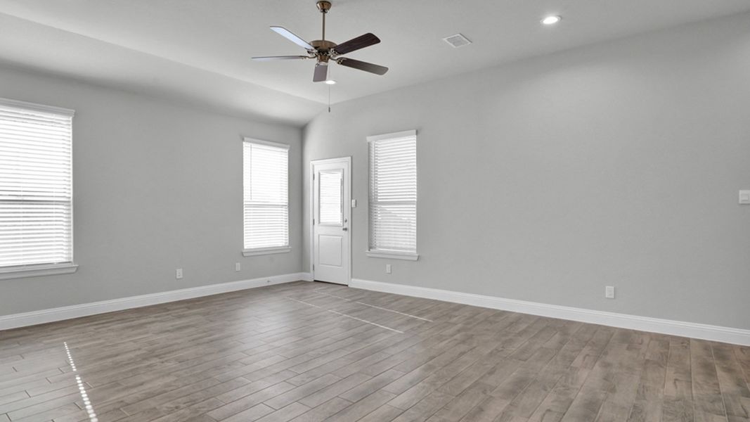 Spacious, unfurnished interior of a new home in Eagle Creek, Denton (Image 16).