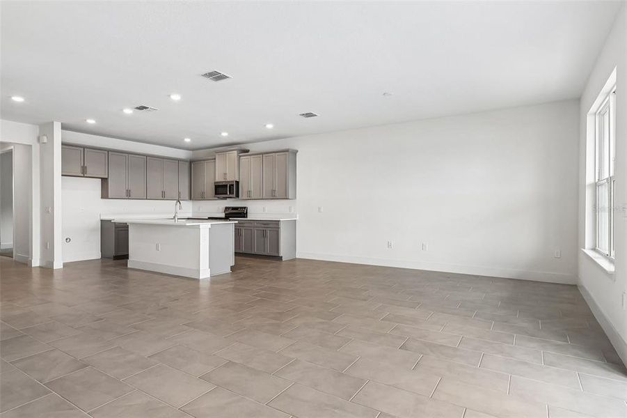 Spacious, unfurnished interior of a new home in Lakeside at Satilla, St. Cloud (Image 16).