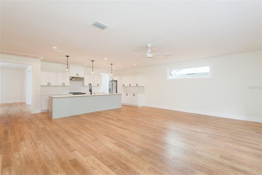 Spacious, unfurnished interior of a new home in , Tampa (Image 28).