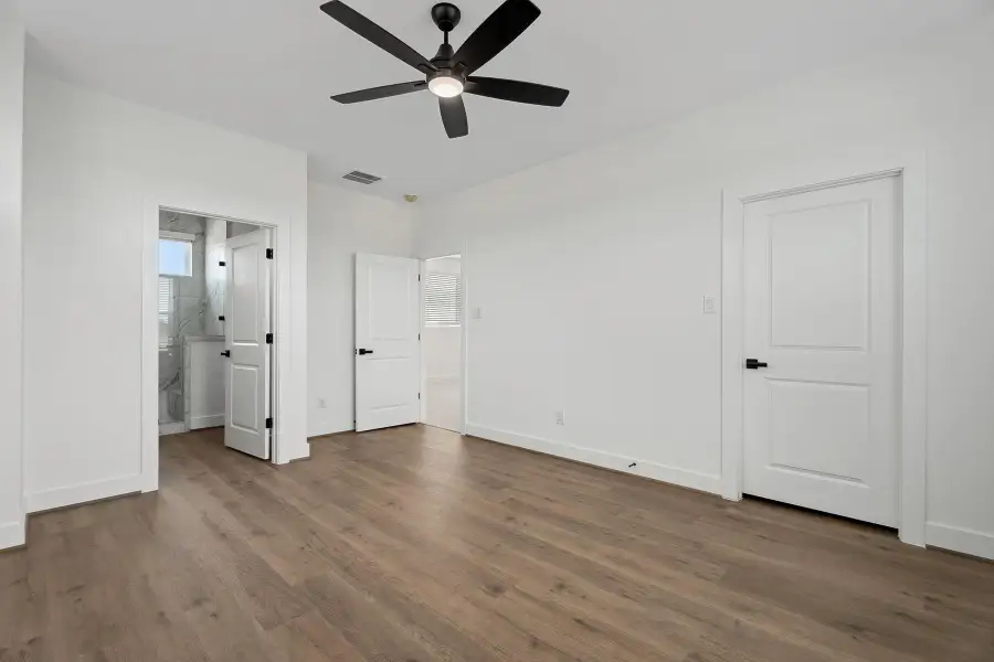 Spacious, unfurnished interior of a new home in Hallimore Ranch, Rosenberg (Image 8).