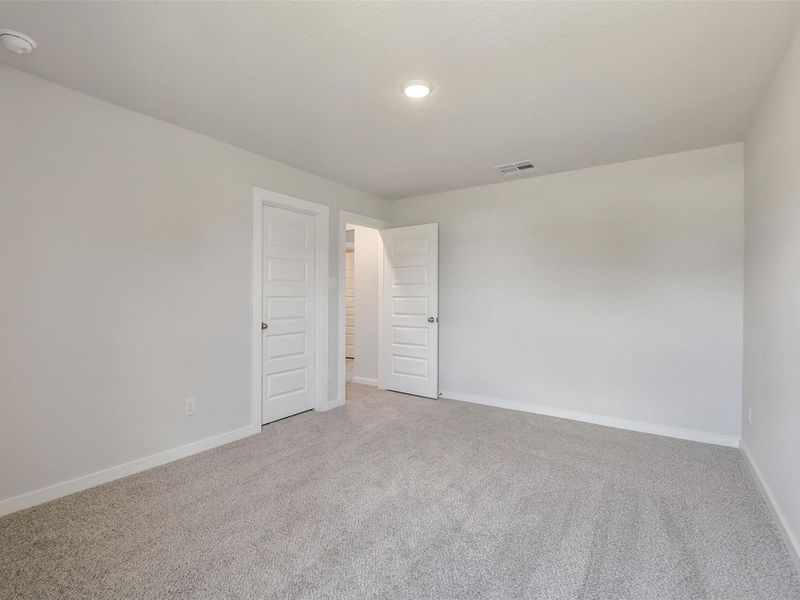 Spacious, unfurnished interior of a new home in Caney Creek Place, Conroe (Image 39).