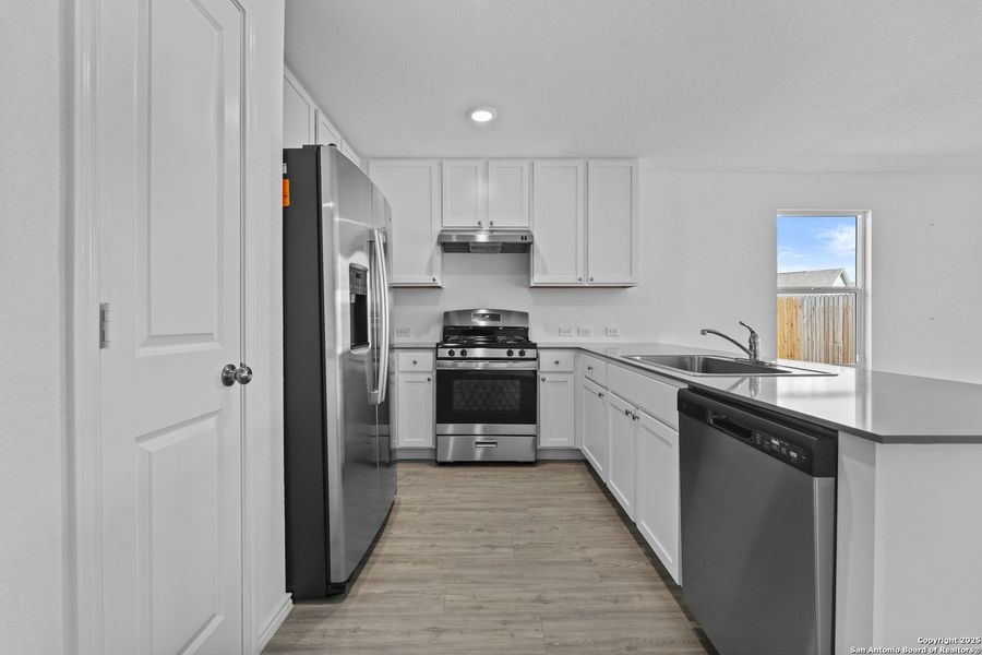 Furnished interior view inside a new home in Lodi Grove, Floresville (Image 6).