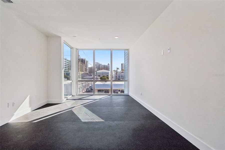 Spacious, unfurnished interior of a new home in , Sarasota (Image 25).