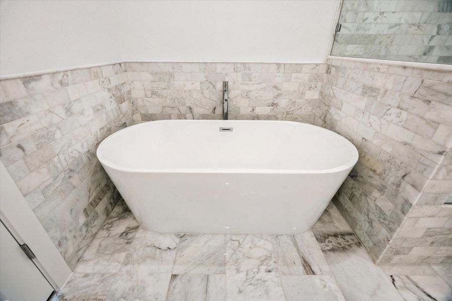 Separate Soaking Tub. Separate Soaking Tub.