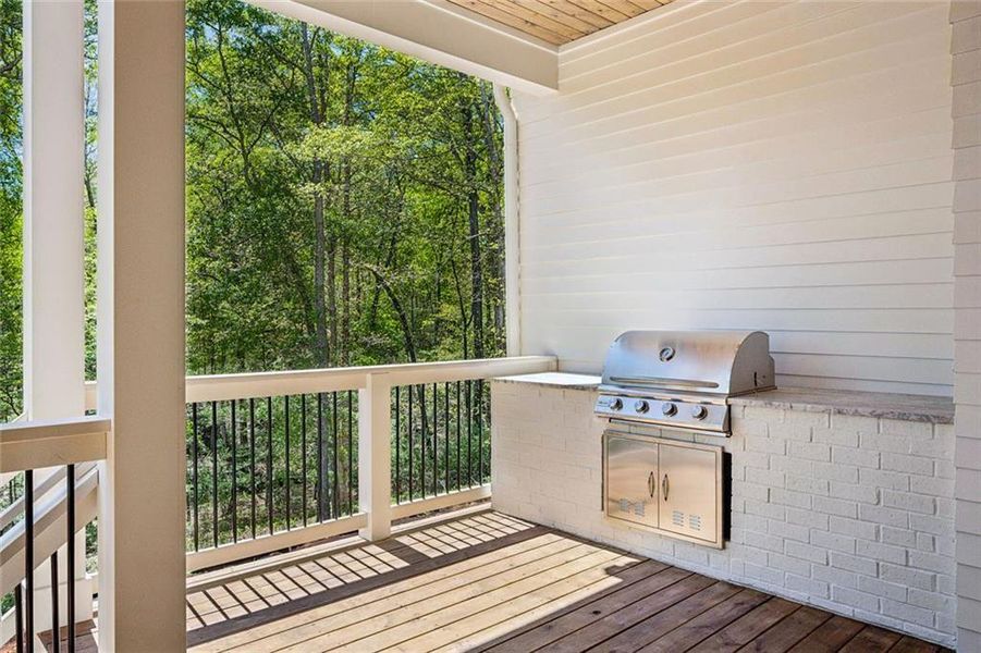 Exterior details and patio area of a home in , Athens (Image 25).