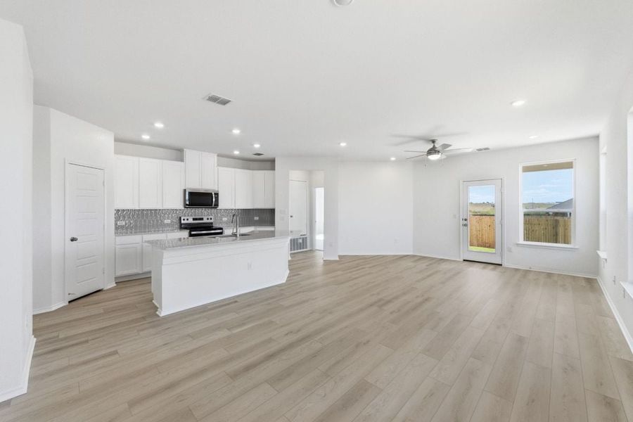 Spacious, unfurnished interior of a new home in Stoney Chase, Del Valle (Image 5).