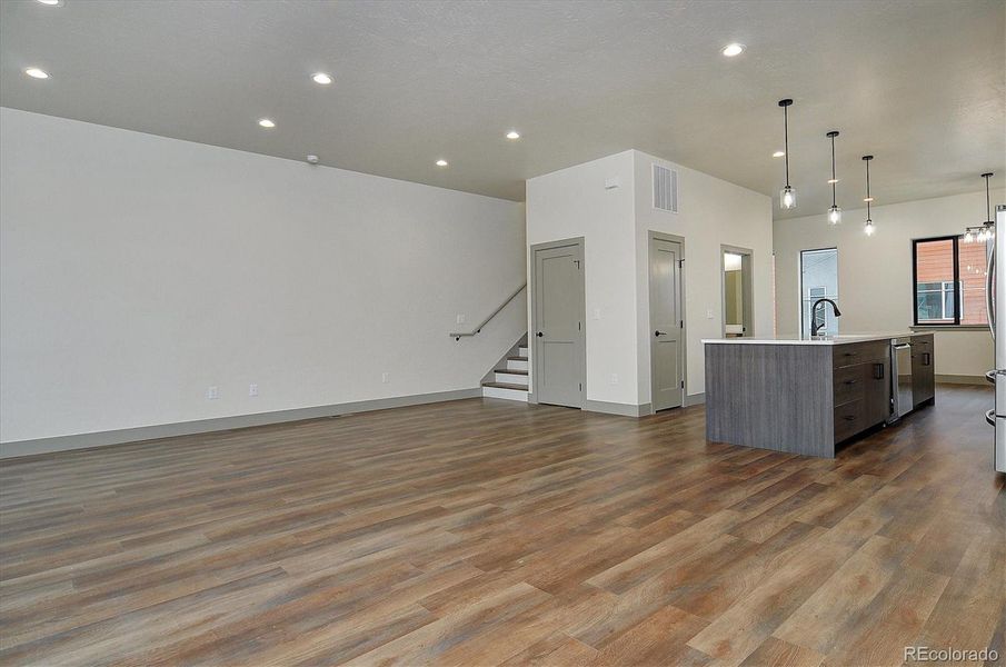 Spacious, unfurnished interior of a new home in , Salida (Image 18).