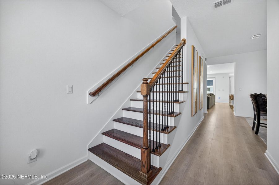 Spacious, unfurnished interior of a new home in , Middleburg (Image 19).