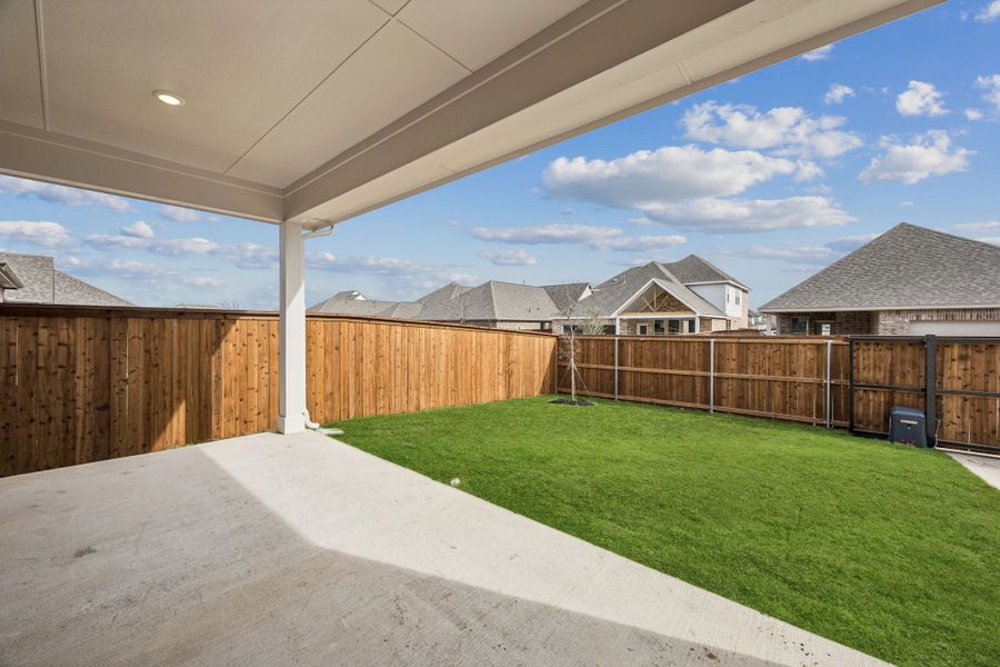 Exterior details and patio area of a home in Dove Hollow, Waxahachie (Image 3).