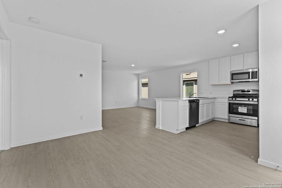 Spacious, unfurnished interior of a new home in Torian Village: Watermill Collection, San Antonio (Image 11).