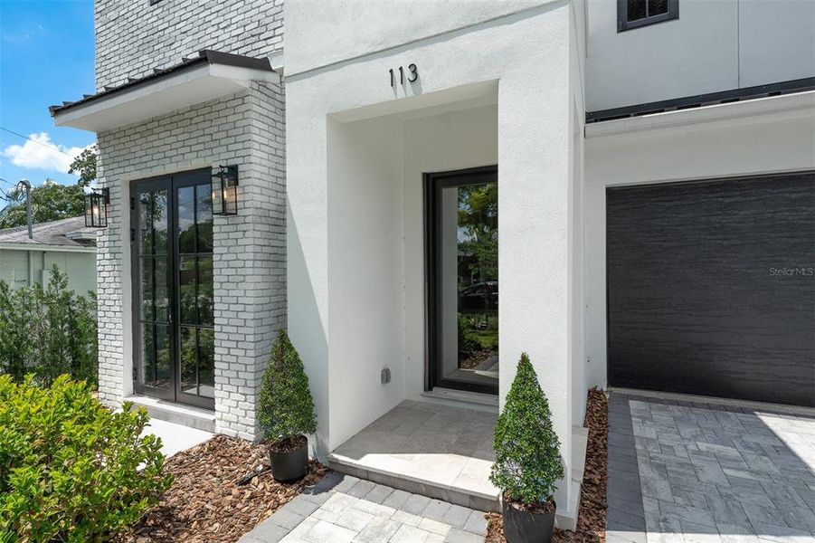 Exterior details and patio area of a home in College Park, Orlando (Image 3).