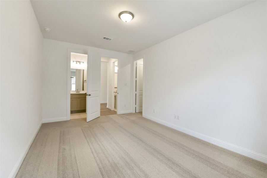 Spacious, unfurnished interior of a new home in , Conroe (Image 23).