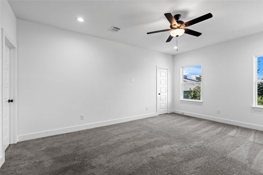 Spacious, unfurnished interior of a new home in , Houston (Image 14).