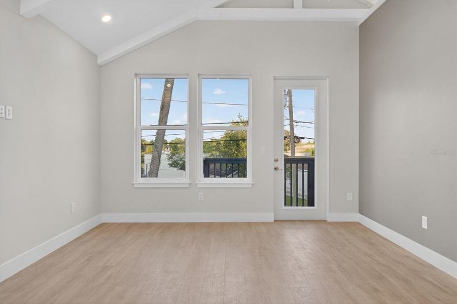 Spacious, unfurnished interior of a new home in , Tarpon Springs (Image 60).