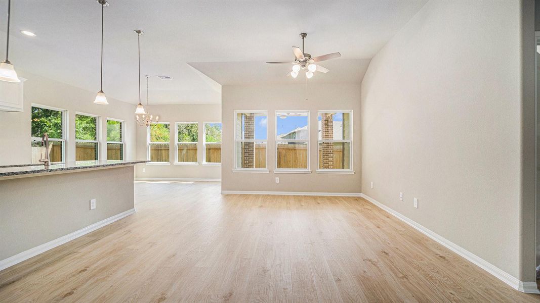 Spacious, unfurnished interior of a new home in Meadow Glen, Conroe (Image 20).