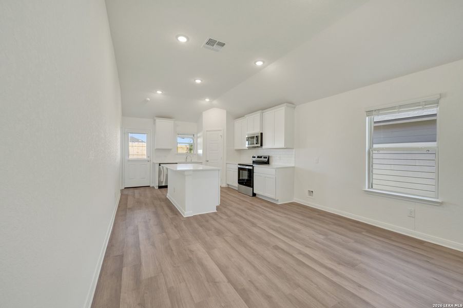 Spacious, unfurnished interior of a new home in Park Place, New Braunfels (Image 32).