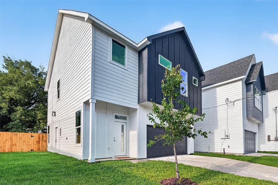 Exterior details and patio area of a home in , Houston (Image 22).