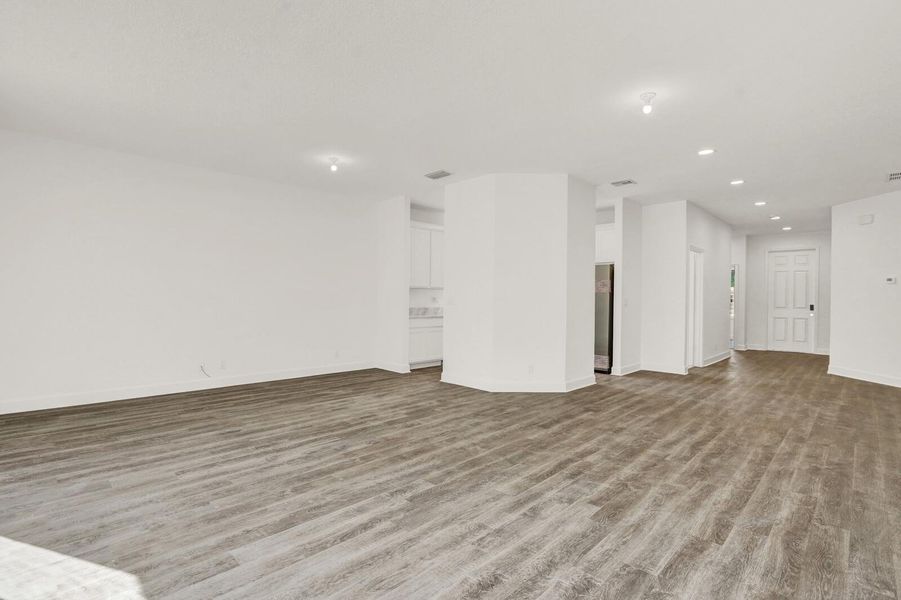 Spacious, unfurnished interior of a new home in , Lantana (Image 28).