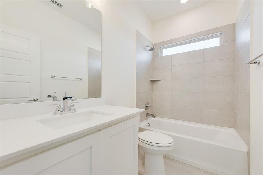 Furnished interior view inside a new home in Quail Hollow, Rockwall (Image 8).