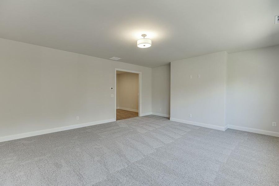 Spacious, unfurnished interior of a new home in , Bishop (Image 23).