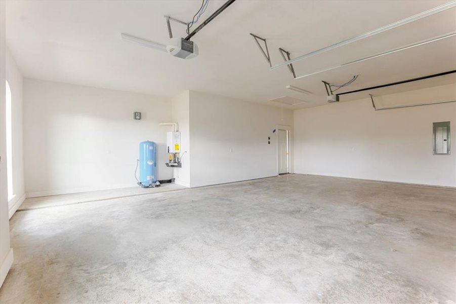 Spacious, unfurnished interior of a new home in , Granbury (Image 35). Spacious, unfurnished interior of a new home in , Granbury (Image 35).