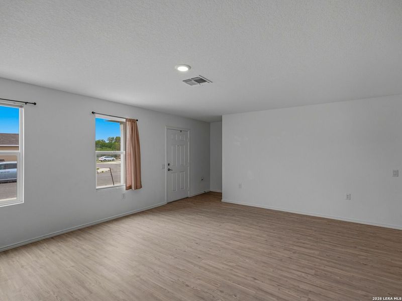 Spacious, unfurnished interior of a new home in Mission del Lago, San Antonio (Image 16).