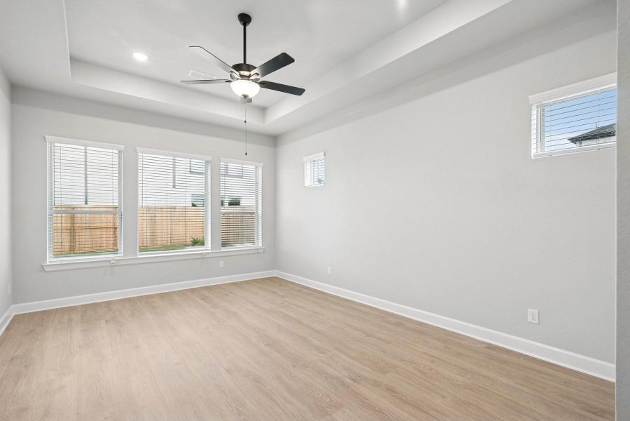 Spacious, unfurnished interior of a new home in Harvest Green 45', Richmond (Image 21).