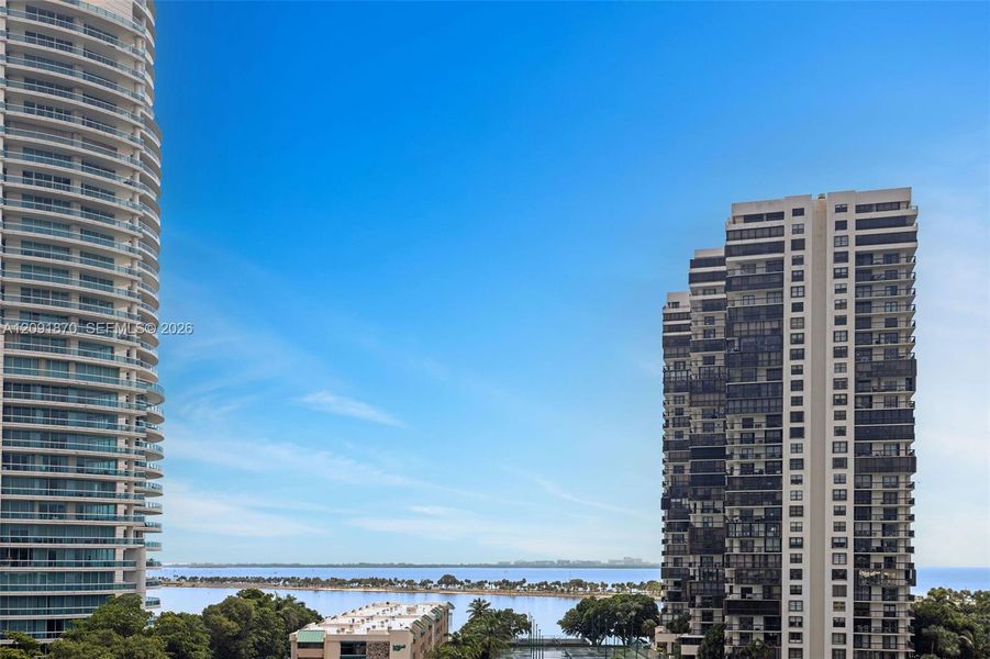 Condo located in Miami, FL showcasing its design and architecture (Image 32).