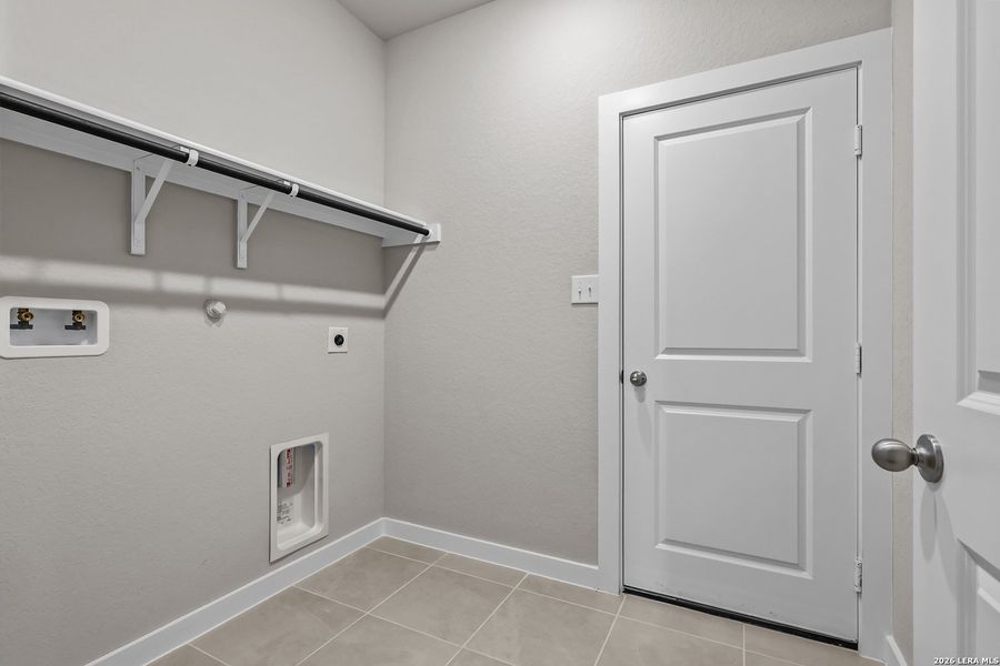 Spacious, unfurnished interior of a new home in Summerlin, San Antonio (Image 28).