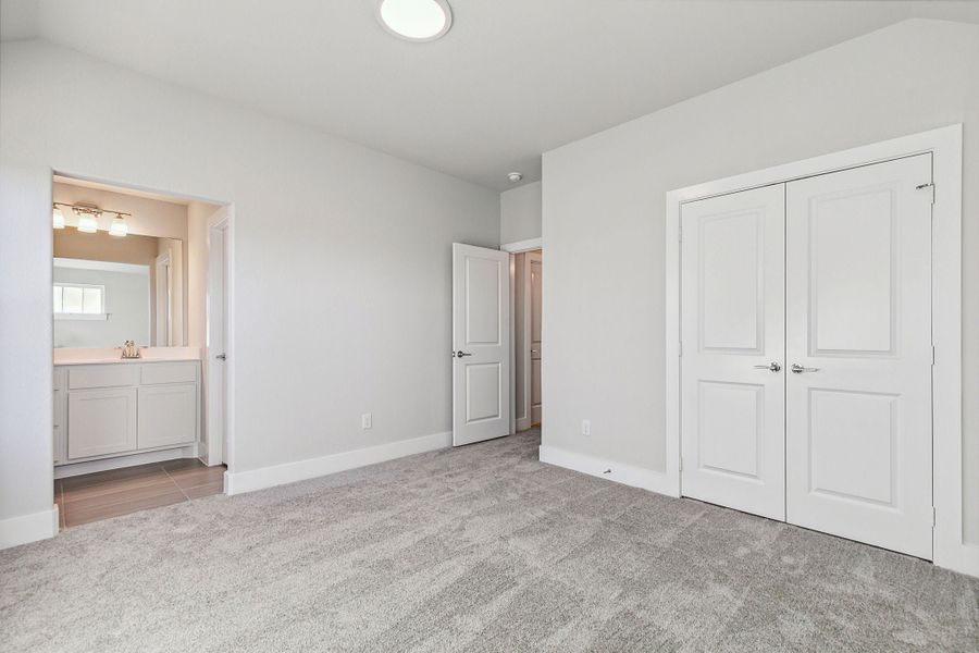 Spacious, unfurnished interior of a new home in Dove Hollow, Waxahachie (Image 31).