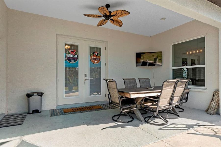 Exterior details and patio area of a home in , Beverly Hills (Image 4).