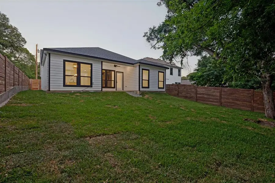 Exterior details and patio area of a home in , Seagoville (Image 4).