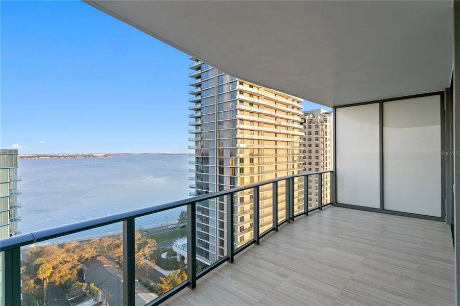 Condo located in Tampa, FL showcasing its design and architecture (Image 27).