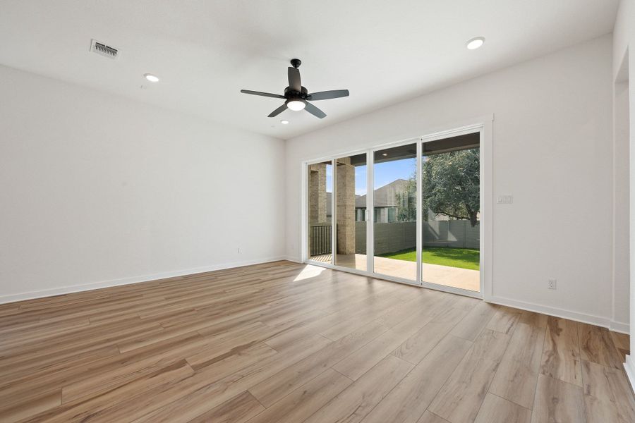 Spacious, unfurnished interior of a new home in Wolf Ranch, Georgetown (Image 31).