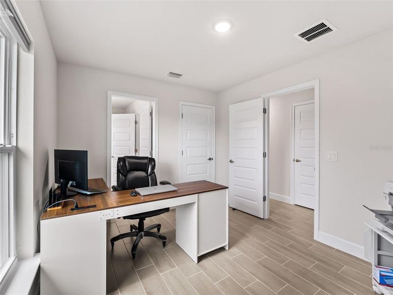 Furnished interior view inside a new home in Port Charlotte, Port Charlotte (Image 58).