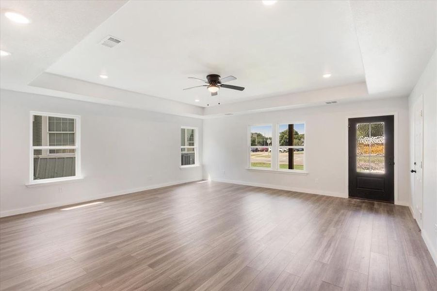 Spacious, unfurnished interior of a new home in , Sherman (Image 10).