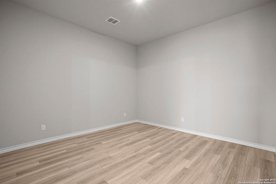 Spacious, unfurnished interior of a new home in Potranco Oaks, Castroville (Image 39).