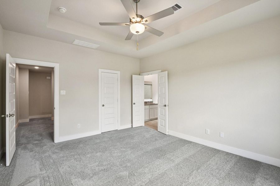 Spacious, unfurnished interior of a new home in Alicante, Houston (Image 23).