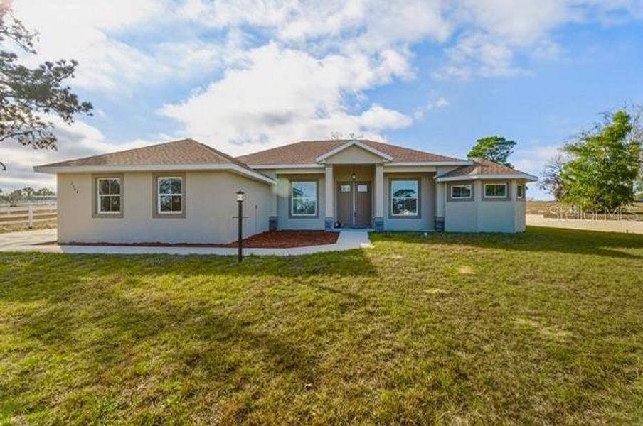 Exterior details and patio area of a home in , Hernando (Image 4).