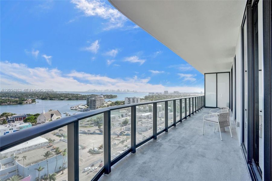 Condo located in Miami Beach, FL showcasing its design and architecture (Image 3).