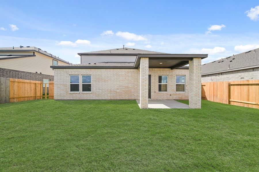 Exterior details and patio area of a home in Pearlbrook, Texas City (Image 4).