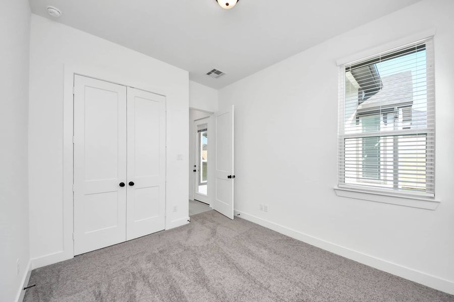 Spacious, unfurnished interior of a new home in Beacon Point, Texas City (Image 38).