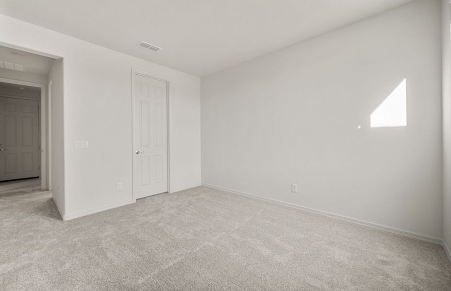 Spacious, unfurnished interior of a new home in Allen Ranches, Litchfield Park (Image 25).