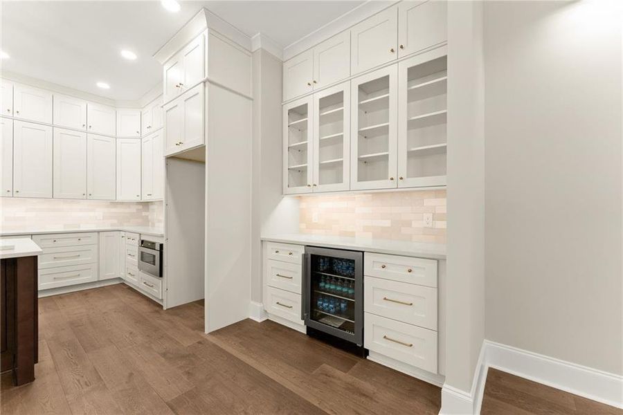 Furnished interior view inside a new home in , Gainesville (Image 7).