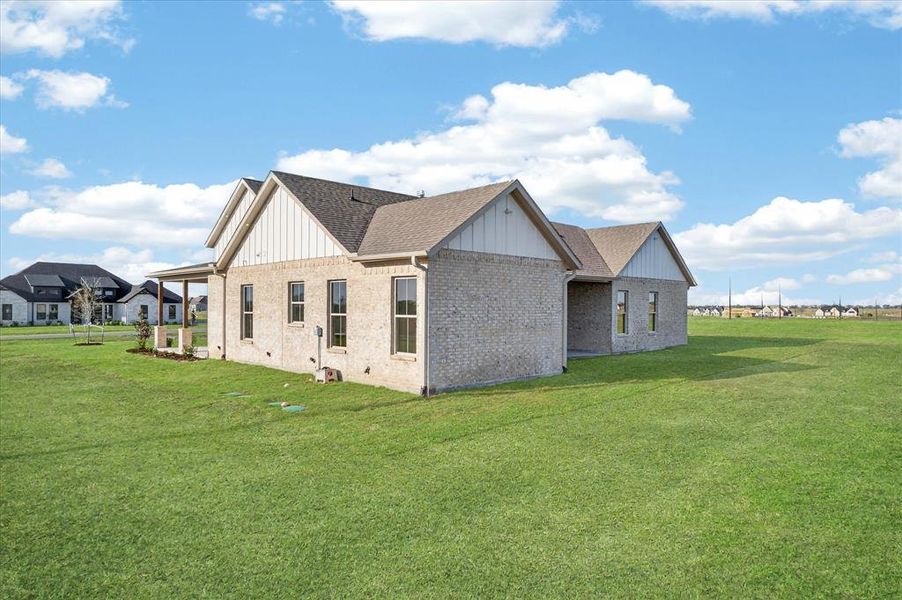 Exterior details and patio area of a home in , Celeste (Image 4).